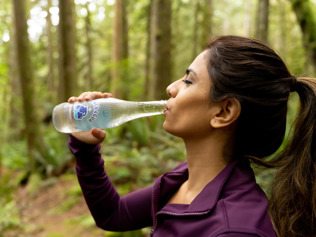 Frau trinkt Wasser